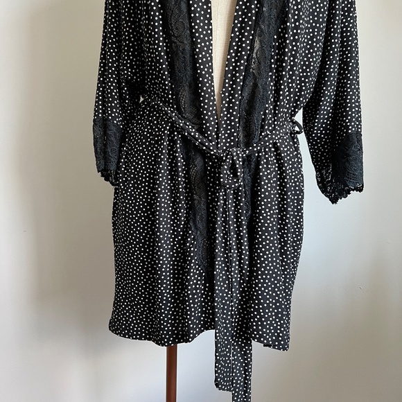 In Bloom - Black & White Polka Dots Belted Robe - Picture 4 of 10